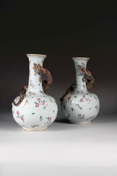 PARIS (Samson). 
Pair of porcelain vase-bottles...