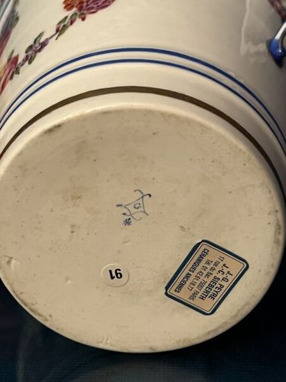 SÈVRES.
Gobelet à lait en porcelaine à décor...