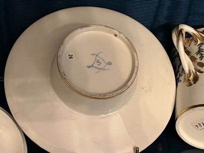 SÈVRES.
Gobelet enfoncé couvert et sa soucoupe...