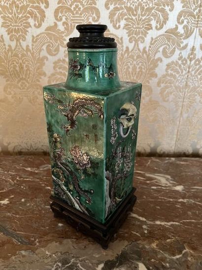 CHINA.
Cong vase in polychrome enameled cookie...