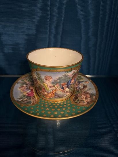 SÈVRES.
Gobelet enfoncé et sa soucoupe en...