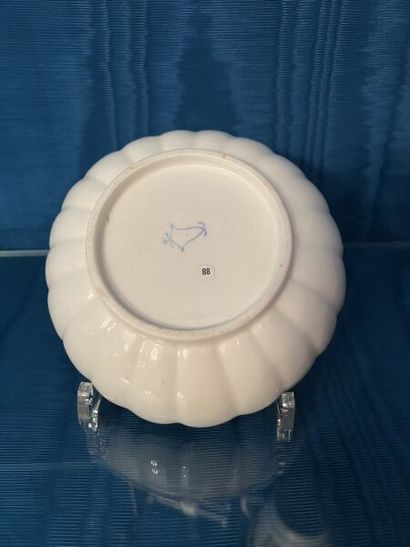 VINCENNES.
Hollow porcelain scalloped bowl...