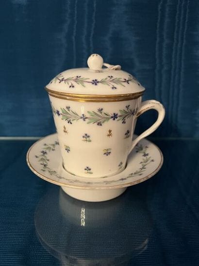 PARIS (Manufacture de la Reine, rue de Thiroux).
Porcelain...