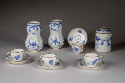 SÈVRES.
Suite de quatre gobelets Hébert et...