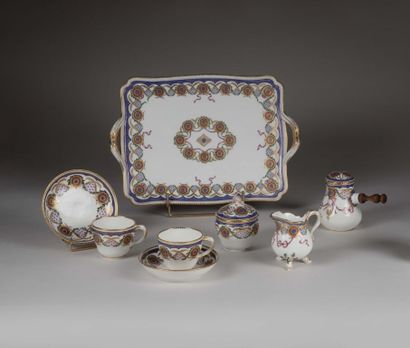 SÈVRES.
Service à café tête à tête en porcelaine...