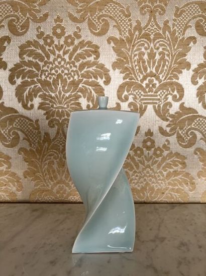 Akira YAGI (né en 1955). 
Vase couvert tourné...