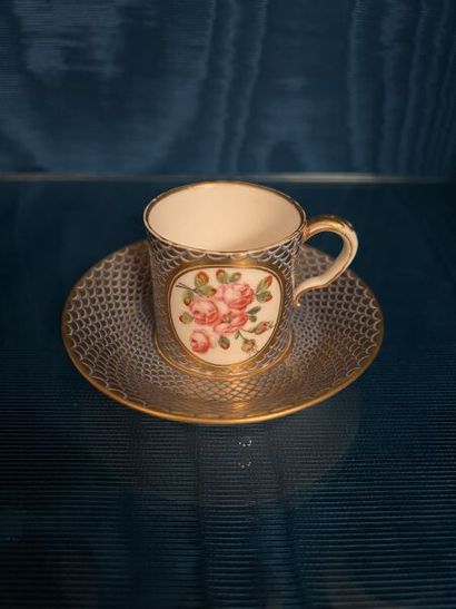 SÈVRES.
Petite tasse litron et sa sous-tasse...