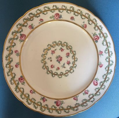SÈVRES.
Porcelain rimmed plate with polychrome...