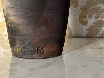 École contemporaine. 
Deux vases en céramique...