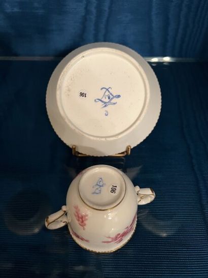 VINCENNES et SÈVRES.
Petite tasse à anses...
