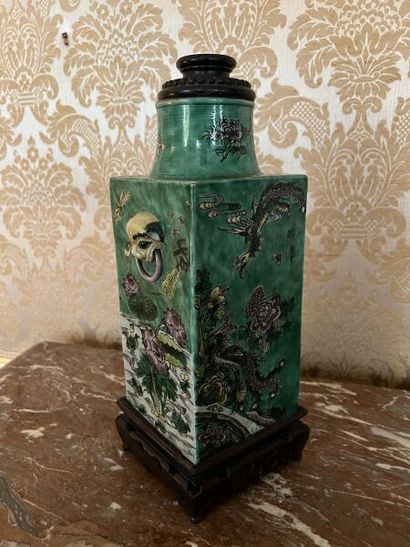 CHINA.
Cong vase in polychrome enameled cookie...
