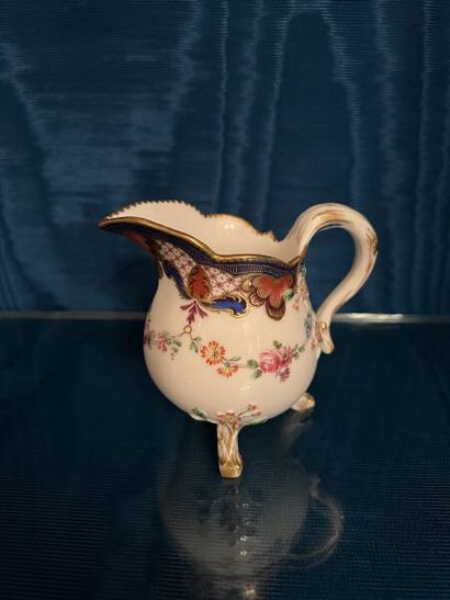 SÈVRES.
Pot à lait tripode en porcelaine...