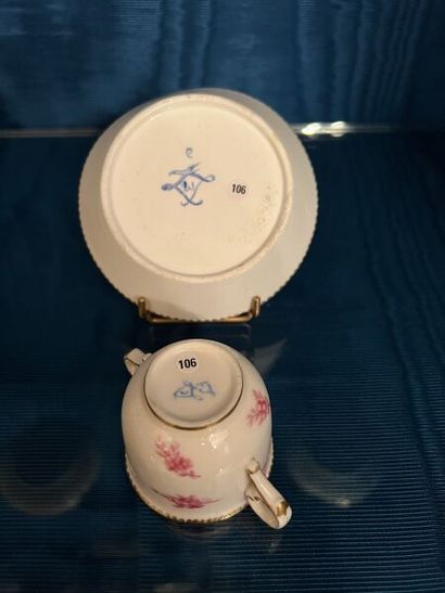 VINCENNES et SÈVRES.
Petite tasse à anses...