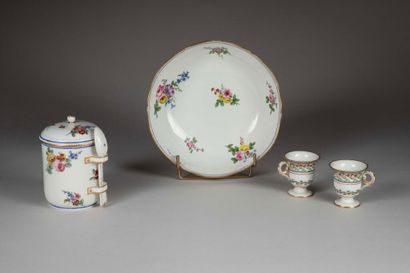 SÈVRES. 
Pair of porcelain ice cups with...