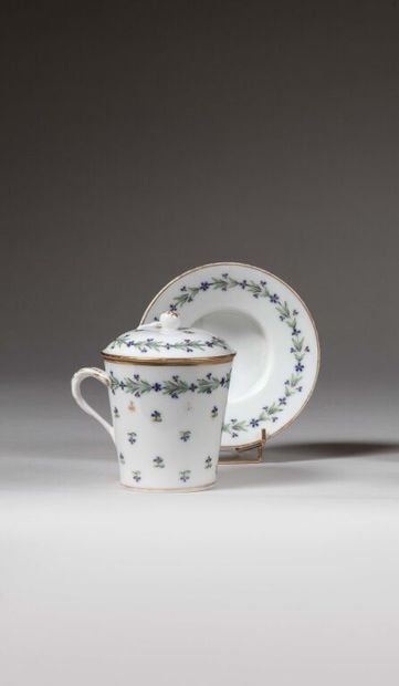 PARIS (Manufacture de la Reine, rue de Thiroux).
Porcelain...