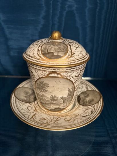 PARIS (Manufacture du Comte de Provence).
Porcelain...