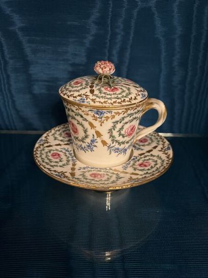 SÈVRES.
Gobelet enfoncé couvert et sa soucoupe...