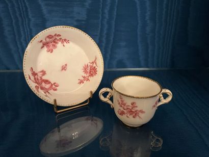 VINCENNES et SÈVRES.
Petite tasse à anses...