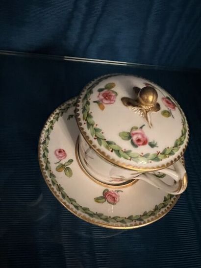 SÈVRES.
Gobelet enfoncé et sa soucoupe en...