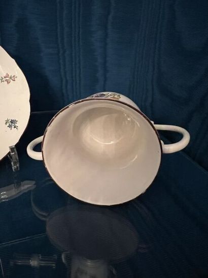 CHANTILLY.
Covered handled cup and saucer...