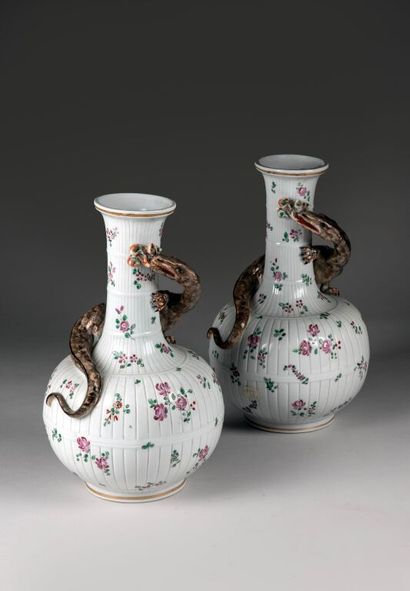 PARIS (Samson). 
Pair of porcelain vase-bottles...