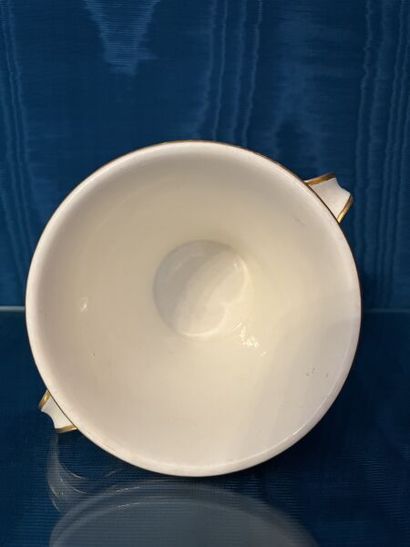 SÈVRES.
Gobelet à lait en porcelaine à décor...