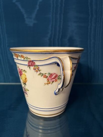 SÈVRES.
Gobelet à lait en porcelaine à décor...