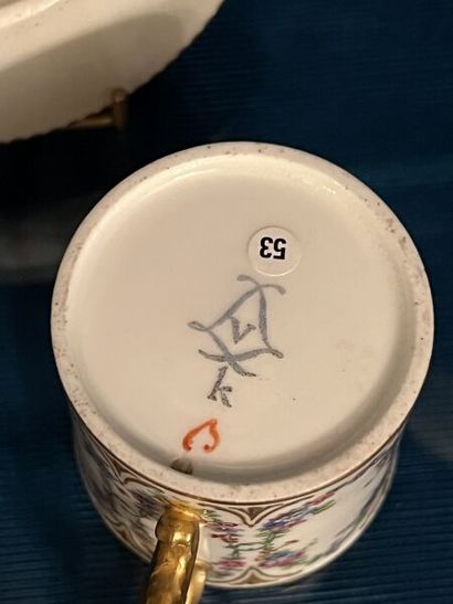 SÈVRES.
Tasse litron et sa sous-tasse en...