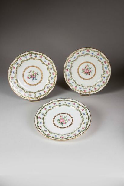 SÈVRES.
Suite de trois assiettes à bords...