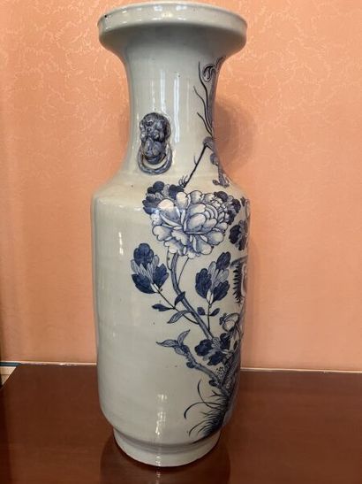 CHINA.
Porcelain baluster vase decorated...