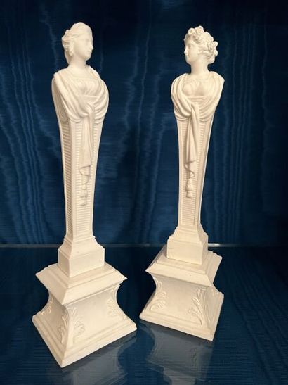 MENNECY.
Two soft porcelain cookie table...