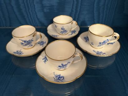 SÈVRES.
Suite de quatre gobelets Hébert et...