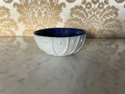 École contemporaine. 
Petite coupe en porcelaine...