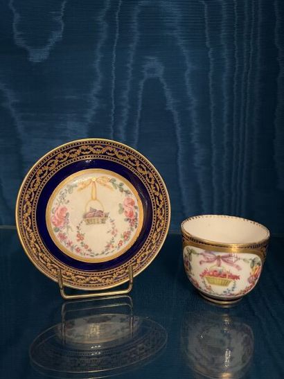 SÈVRES.
Petite tasse et sa sous-tasse en...