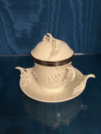 SAINT-CLOUD.
White enameled soft-paste porcelain...