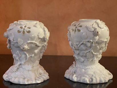 VINCENNES.
Pair of pots-pourris in white...