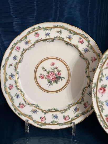 SÈVRES.
Suite de trois assiettes à bords...