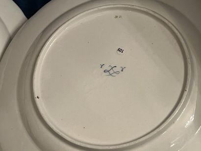 SÈVRES.
Suite de trois assiettes à bords...