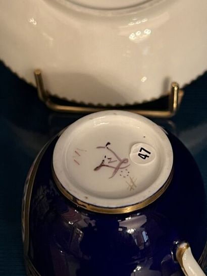 SÈVRES.
Petite tasse et sa sous-tasse en...
