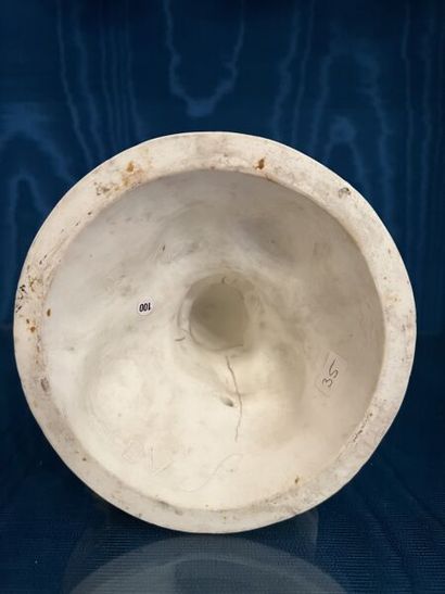 MENNECY.
Rotating group in soft porcelain...