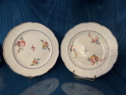SÈVRES.
Suite de quatre assiettes à bords...