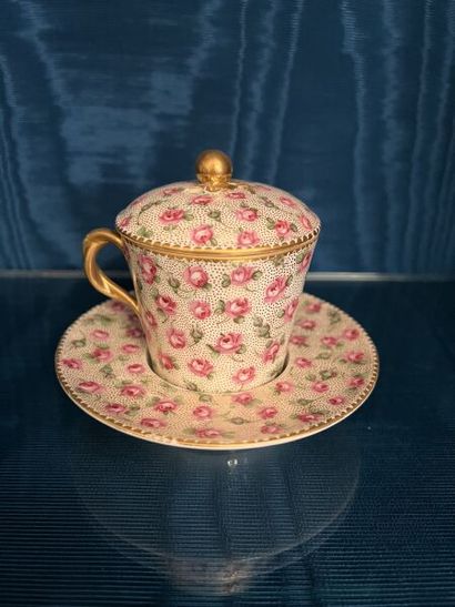 SÈVRES. 
Covered sunken porcelain goblet...