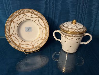 BORDEAUX (Manufacture de Verneuilh et Vanier).
Porcelain...