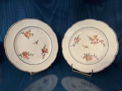 SÈVRES.
Suite de quatre assiettes à bords...