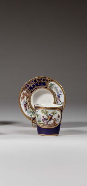 SÈVRES.
Gobelet enfoncé et sa soucoupe en...