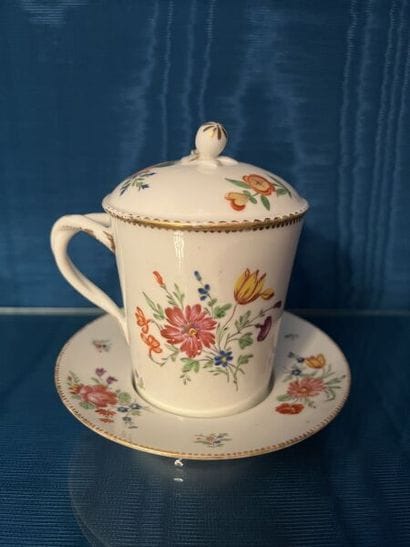 PARIS (Nast). 
Porcelain trembleuse covered...