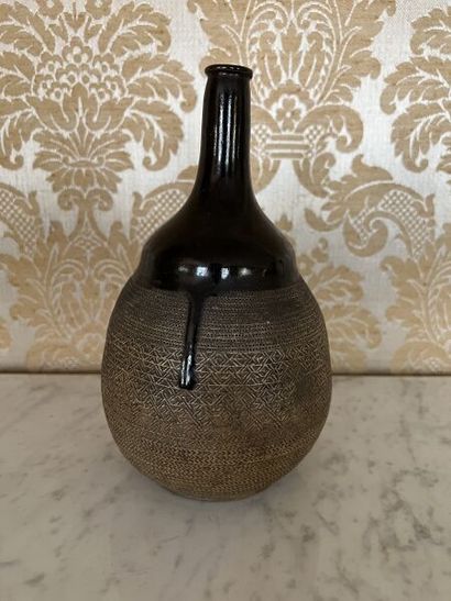 JAPAN, MINO kilns.
Stoneware sake bottle,...