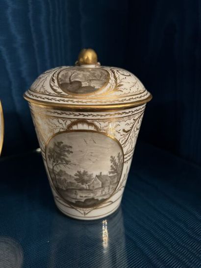 PARIS (Manufacture du Comte de Provence).
Porcelain...