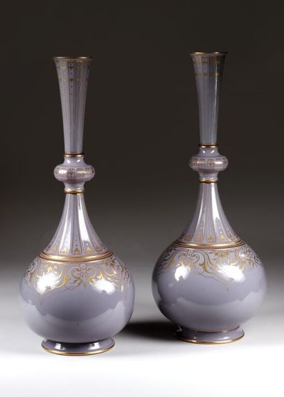SÈVRES.
Paire d'importants vases balustres...