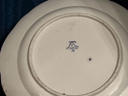 SÈVRES.
Paire d'assiettes à bords contournés...